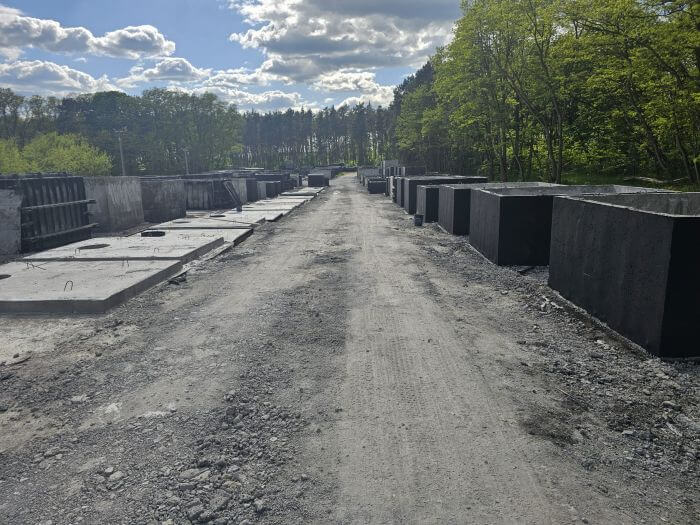 Plac z gotowymi szambami betonowymi Pisz w różnych rozmiarach